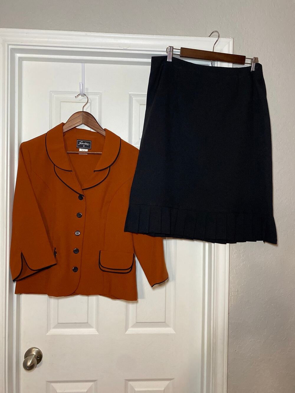 Vintage Sweet Suit Set Rust Orange Blazer & Black Pleated Skirt Size 14 Retro